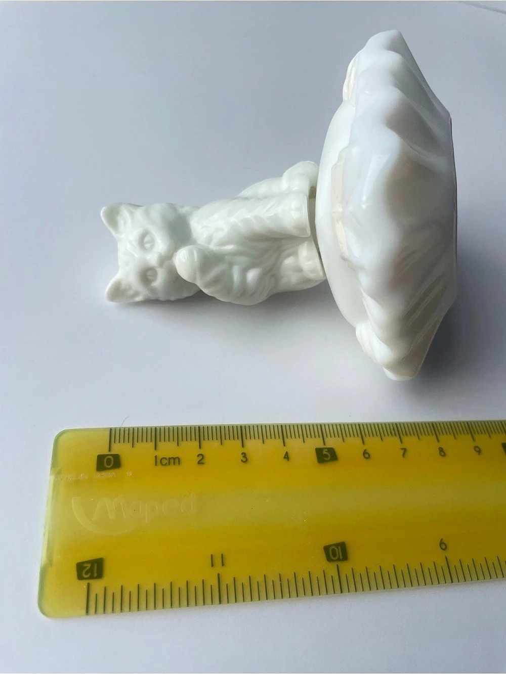 VTG Avon "Sitting Pretty" Milk Glass Cat Figurine Perfume Bottle - Picture 2 of 3